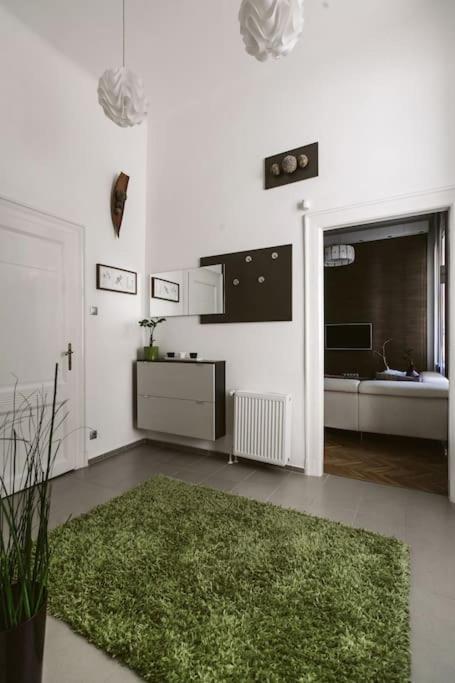 Lovely Purplish Apartment Heart Of The City Budapest Eksteriør bilde