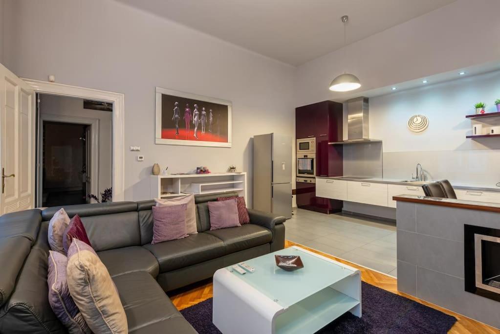 Lovely Purplish Apartment Heart Of The City Budapest Eksteriør bilde